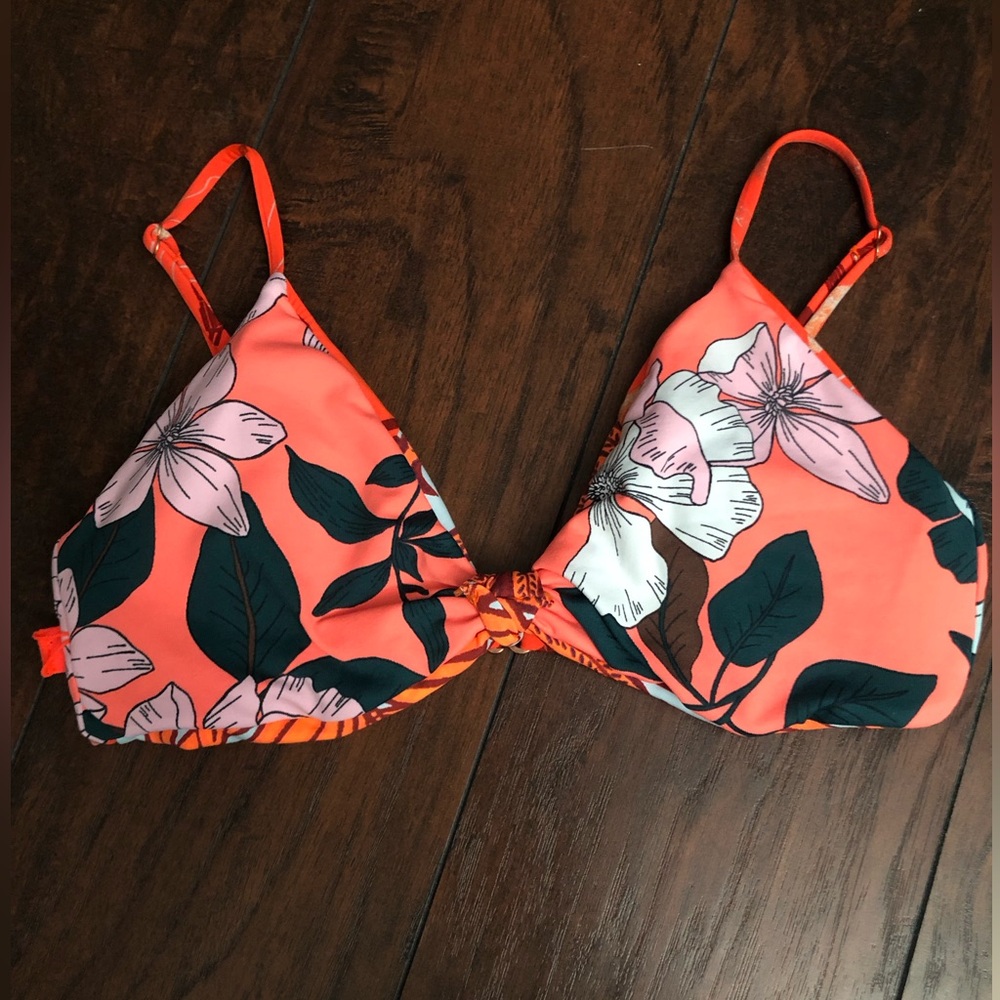 Maaji NWT reversible bikini top 🌸🌺☀️🌊